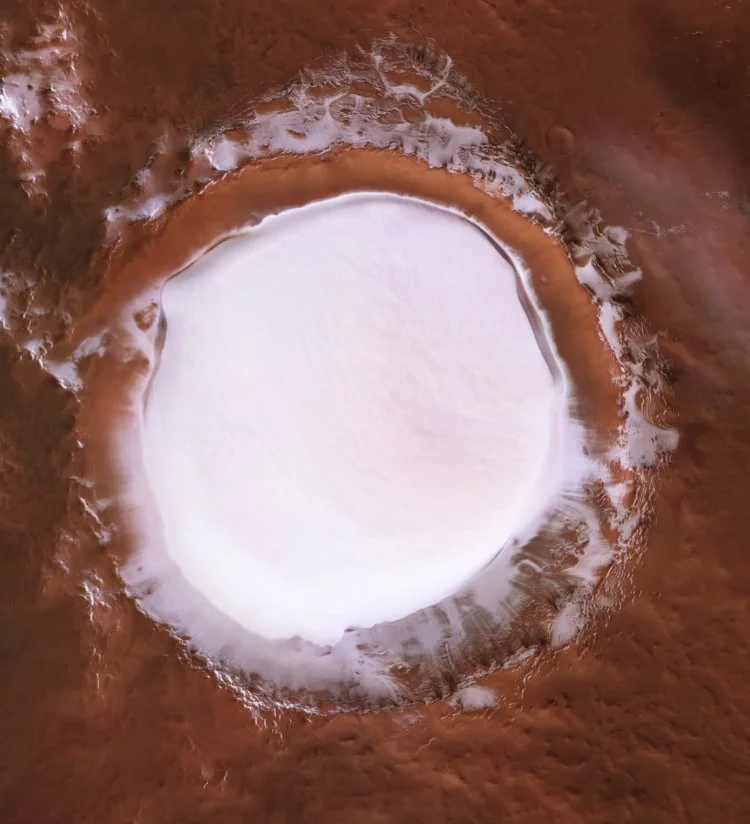 А этот снимок марсианского кратера Королев подтверждает, что на красной планете есть вода. Правда, вся она находится в замороженном состоянии. 