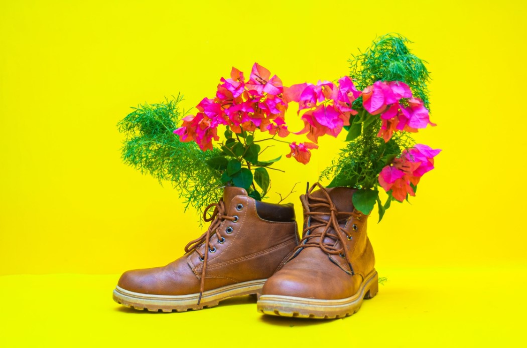 В массовой культуре День святого Валентина — он же День всех влюбленных — носит титул самого романтичного праздника. Но, кажется, больше всех его ждут магазины, фитнес-клубы и спа-салоны. Все они с начала февраля завалены упаковками в сердечках и кричат о выгодных акциях «для двоих».<br /><br />Многие из нас стойко переносят подобную маркетинговую атаку. Но для кого-то разукрашенные розовым витрины и рекламные СМСки с текстом «порадуйте любимых» становятся очередным и зачастую болезненным напоминанием об одиночестве.<br /><br />И даже для тех, у кого есть пара, День святого Валентина часто оборачивается разочарованием. Под давлением стереотипных ожиданий о том, как надо проводить этот день «всем влюбленным», и правда легко разочароваться: если 14 февраля твой партнер не устроил чего-то сказочного, значит, праздник прошел зря?