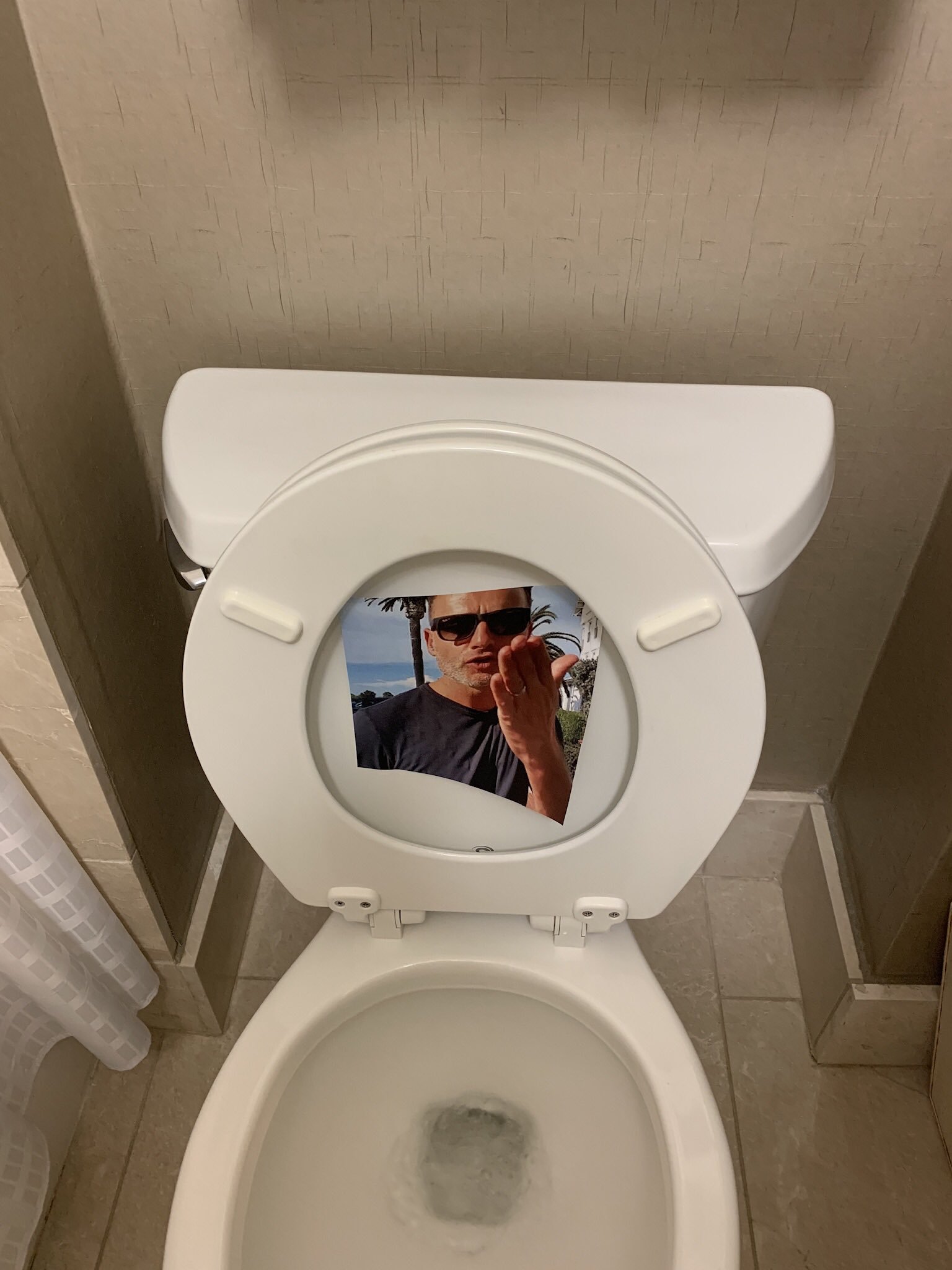 Ниган соскучился по Рику Граймсу. Теперь он делает селфи с его фотографиями  - фото 6