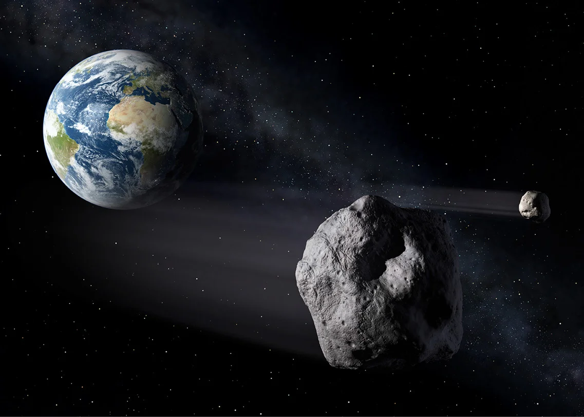 Апрельский астероид размером до 8 метров, которой пролетал на очень близком расстоянии от Земли. 