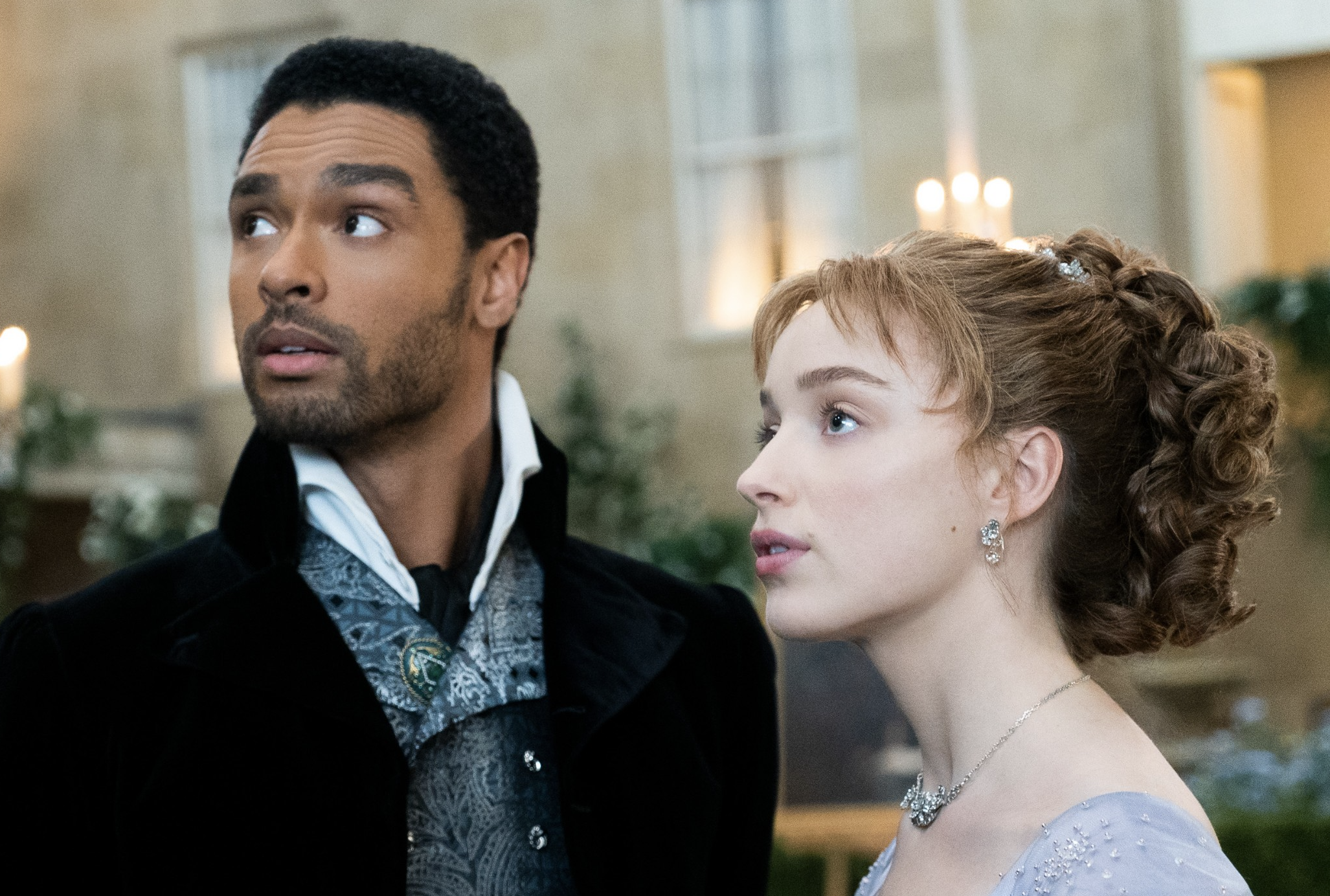 Сериал «Бриджертоны» (Bridgerton) на Netflix обогнал «Ход королевы», «Академию «Амбрелла» и «Люцифера» по количеству зрителей, собрав огромную аудиторию в считаные дни. Второй сезон начнут снимать только весной 2021 года, а создатели проспойлерили нам только имя главного героя. Самое время оглянуться на лучшие и худшие моменты сериала — и выбрать, какой поразил вас больше всего.