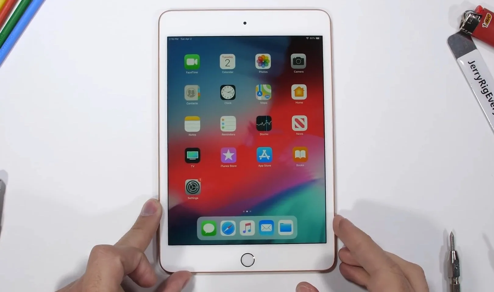 Мал да удал: iPad mini 5 удивил всех в тесте на прочность - фото 1