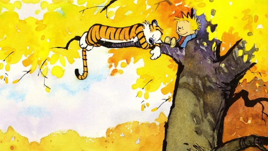 В 1985 году американский художник Билл Уоттерсон опубликовал свой первый газетный стрип из серии «Кальвин и Хоббс» (Calvin and Hobbes). Издан он был в газете Cincinnati Post, но надолго в стенах одного печатного издания не задержался. Достигнув пика своей популярности, комиксы про мальчика и тигра стали печататься во многих странах мира. В 1995 году публикация новых историй прекратилась по инициативе автора, поскольку он посчитал, что рассказал уже все возможные истории (что крайне нетипично для стрипов). В мае 2018 года издательство Zangavar выпустило на русском языке уже третий сборник под названием «Кальвин и Хоббс: Убийственный психо-джунглевый кот». Об этой книге и о комиксах Уоттерсона о знаменитой парочке в целом и пойдет речь в этом материале.