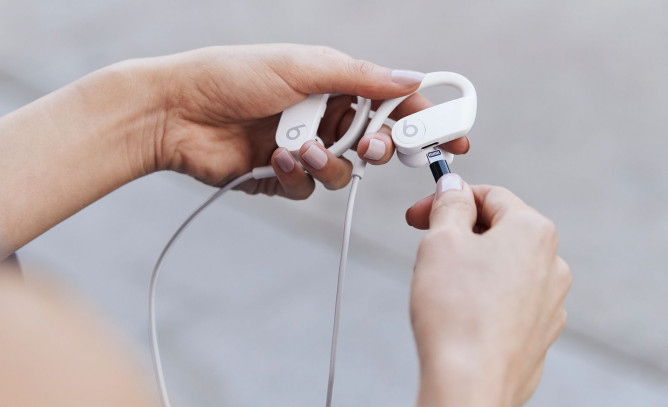 Apple представила новые беспроводные наушники Powerbeats - фото 1