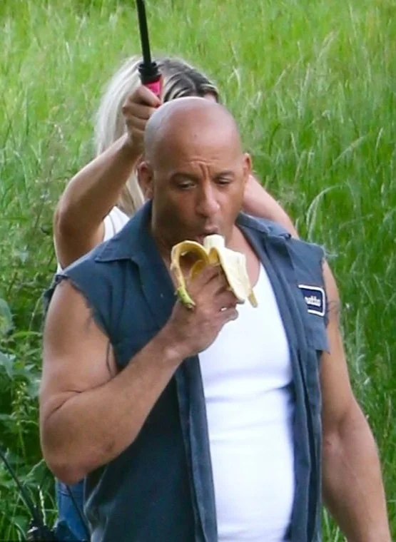 Вин Дизель кушает банан на первых кадрах со съемок «Форсажа 9» - фото 2