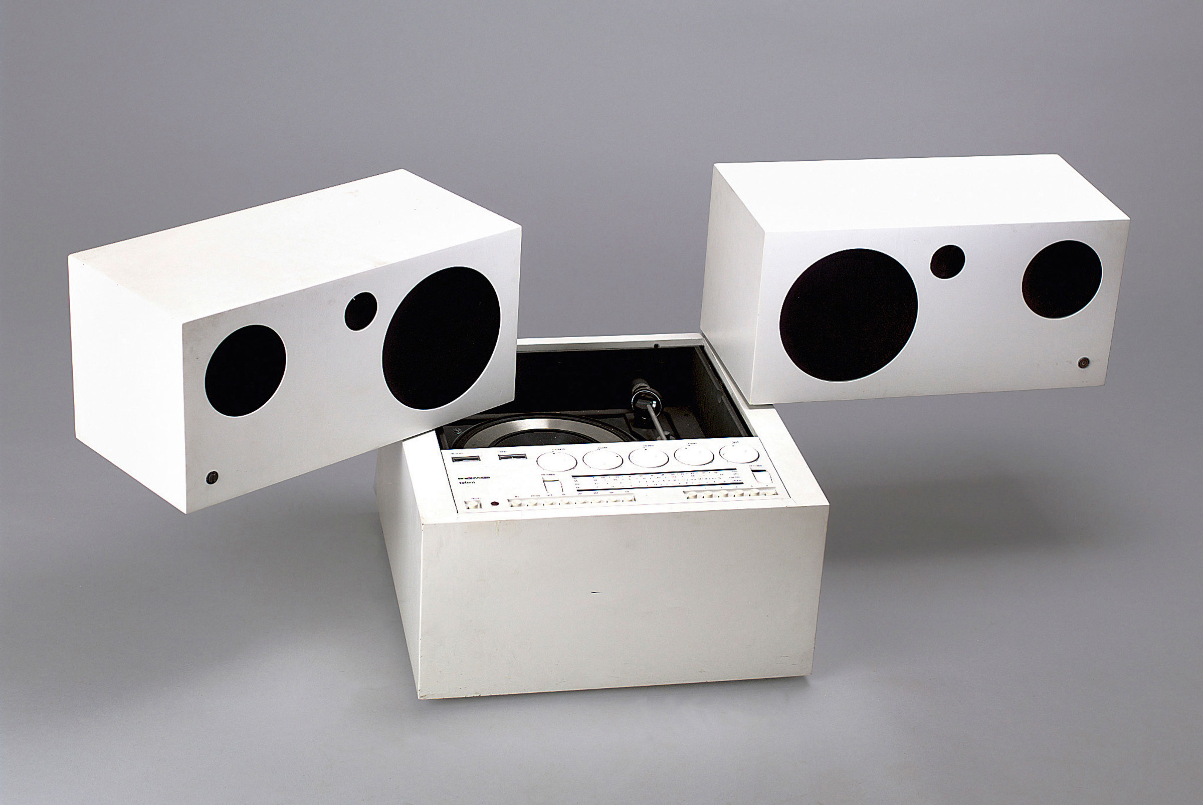 Этот на первый взгляд современный проигрыватель пластинок Totem Stereo System RR130 представили в далеком 1977 году. Даже сейчас эта модель выглядит интересно и свежо, а полвека назад за нее, возможно, даже дрались.