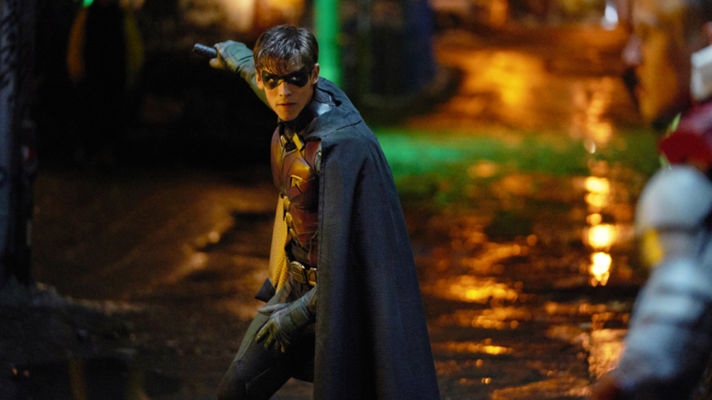 В первом трейлере второго сезона «Титанов» показали Брюса Уэйна и Дефстроука - фото 1