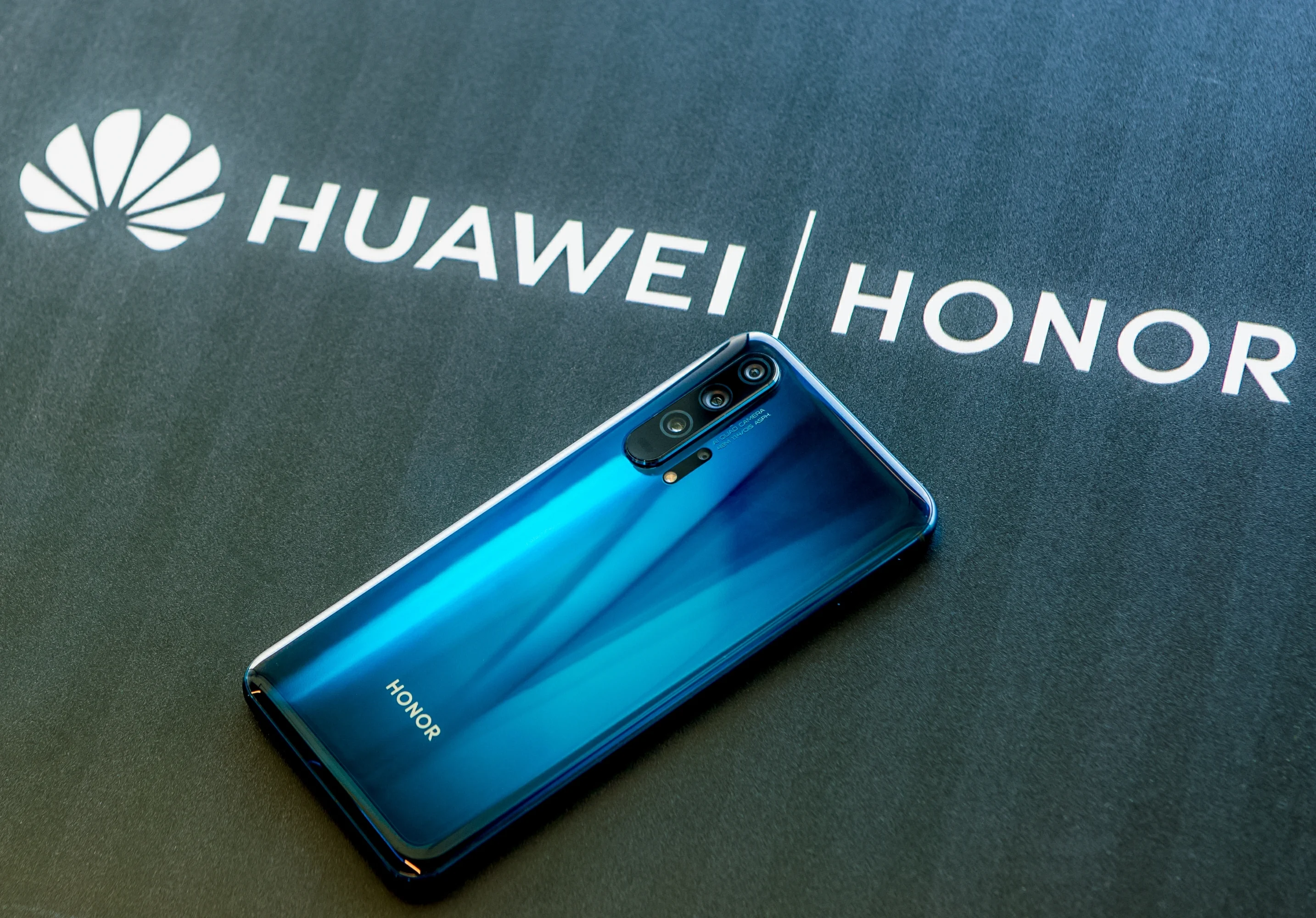 Аналитик: Huawei может придется продать бренд Honor - фото 1