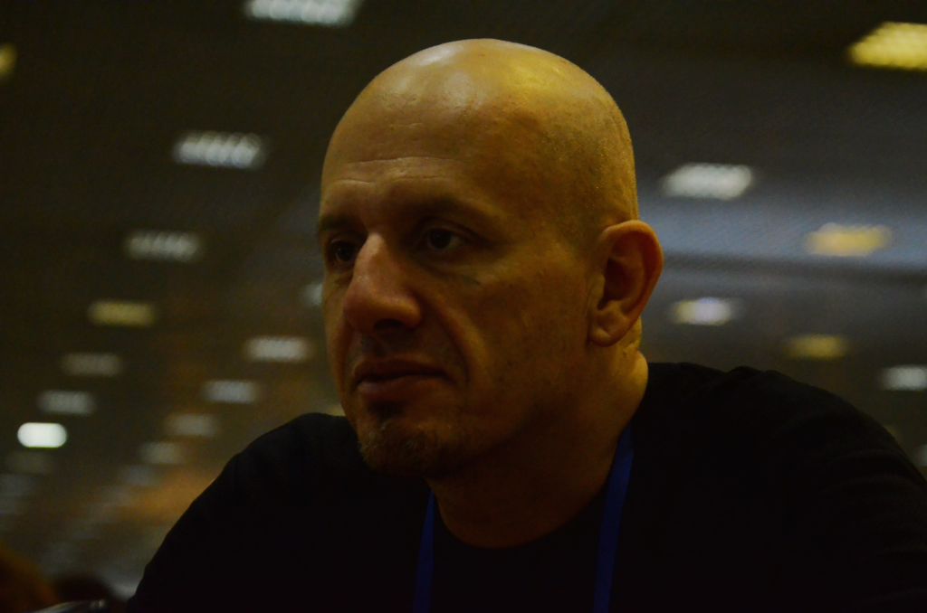 Издательство Bubble пригласило на Comic Con Russia 2018 художника Отто Шмидта, известного по работе над различными комиксами, но прежде всего Green Arrow 2016 года, выпущенного в 2018 году на русском языке издательством «Азбука». Также Отто успел поработать над сериями Guardians Team-Up, Teen Titans, Harley Queen, Batman: Prelude to the Wedding и Nightwing. Нам удалось побеседовать с ним на выставке о творческом пути отечественного художника за рубежом.