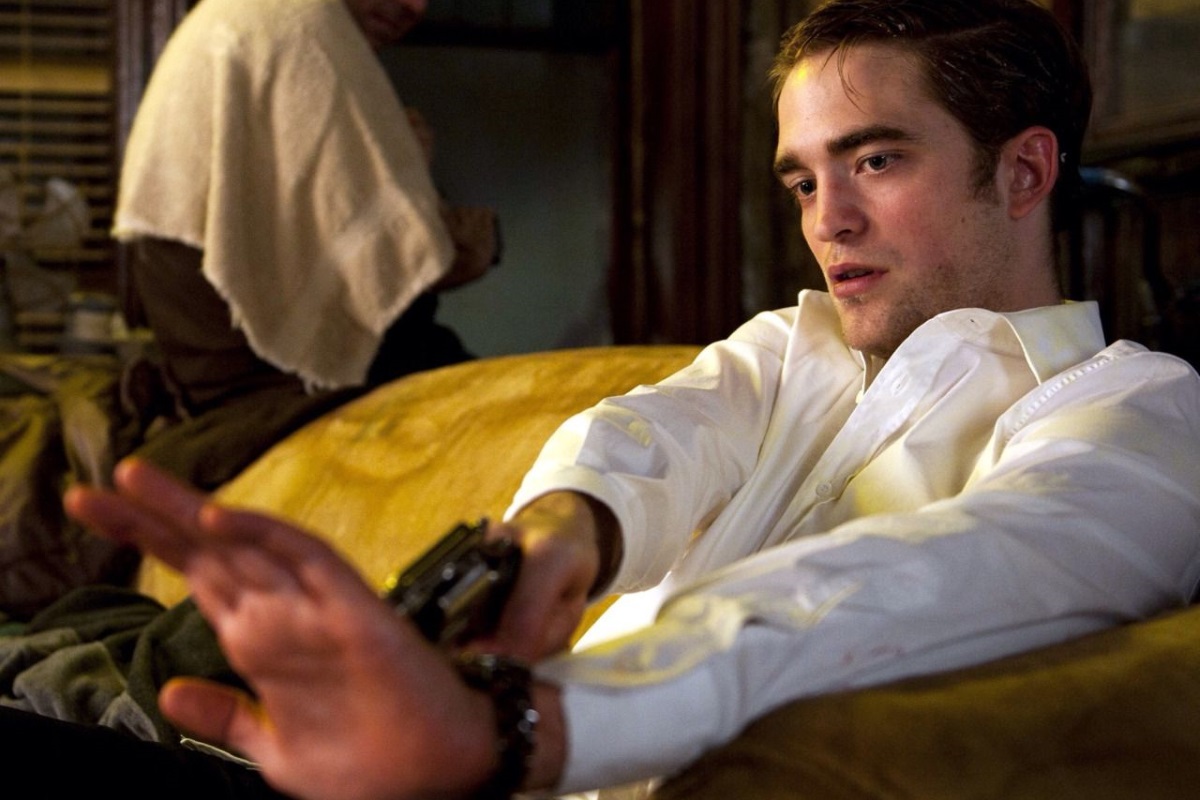 Недавно появились первые фотографии Роберта Паттинсона в образе Бэтмена. Это прекрасный повод вспомнить лучшие роли очень талантливого британского актера — все те фильмы, благодаря которым его, наконец, перестали воспринимать, как бледного вампира из киносаги для девочек.