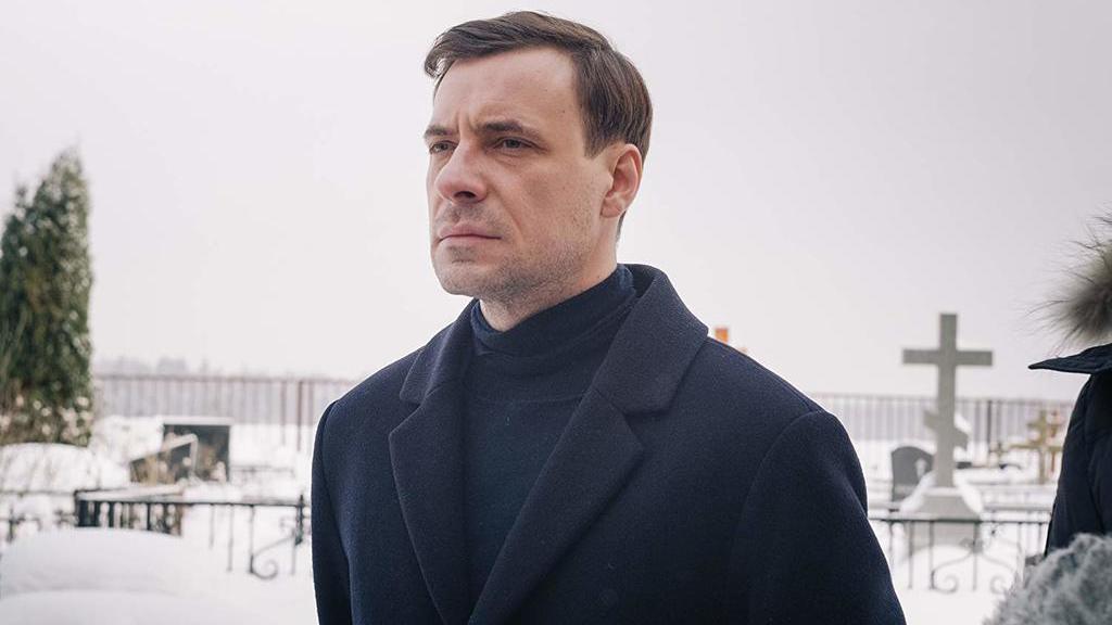 Ворвавшийся в прошлом году в отечественную медийную среду кабельный ТНТ Premier продолжает набирать обороты, развивая свою сериальную линейку. Начав с трагикомедии о неизменном шутовстве и жадности региональных чиновников «Домашний арест», канал закончил зимний сезон социальной драмой «Звоните ДиКаприо!», повествующей о жизни человека с диагнозом ВИЧ в России.