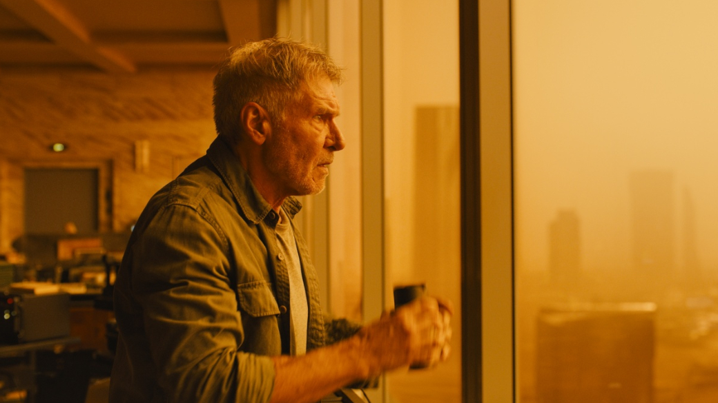 Большая часть «золотого фонда» мировой НФ долгое время оставалась неэкранизированной — уж слишком больших ресурсов требуют такие проекты, хотя попыток адаптаций предпринималось немало. Сейчас с этим попроще благодаря компьютерной графике. Большинство экранизаций проваливаются или не оправдывают затрат на производство, но Голливуд пытается снова и снова, готовя, например, новую версию «Дюны» Фрэнка Херберта. Ниже — подборка из 10 фантастических книг, так или иначе добравшихся до экранов. Разумеется, в нее вошло не все («Сталкера» и «Дитя человеческое», скажем, мы отложили до материала-сиквела). Если вы что-то из этого не смотрели, то обязательно наверстайте упущенное!