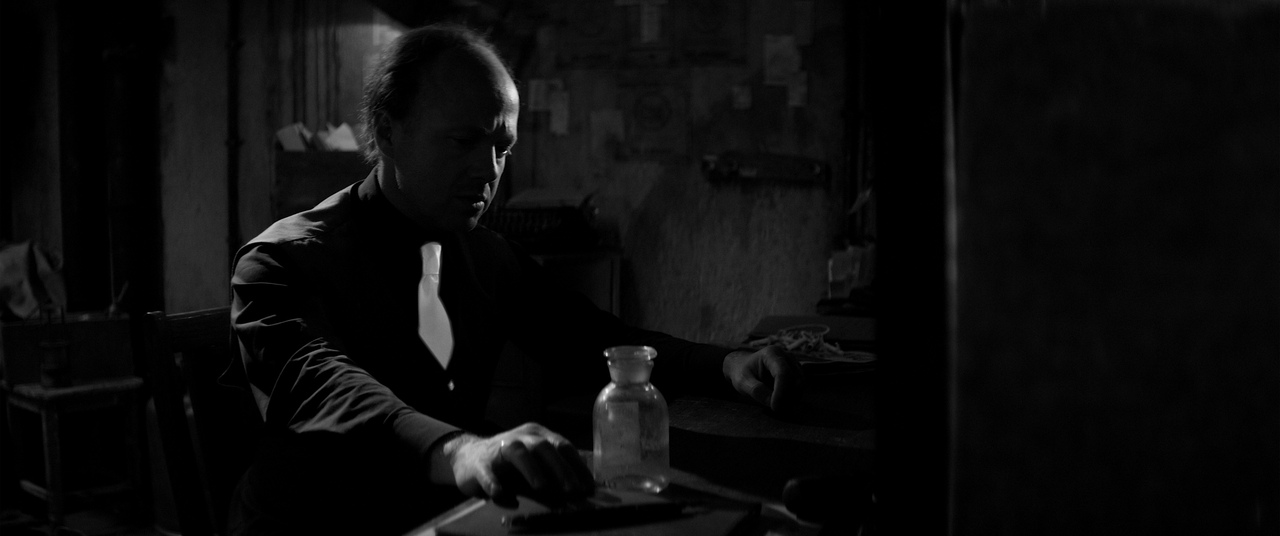 20 января мне удалось побывать на закрытом показе нового короткометражного фильма Beholder, основанного на одноименной российской инди-игре. Сняли его авторы короткометражки «Ваши документы» Никита и Лилия Ордынские. В этом материале я без спойлеров поделюсь впечатлениями и расскажу, удалось ли создателям передать атмосферу сурового тоталитарного государства в рамках отдельно взятого жилого дома.