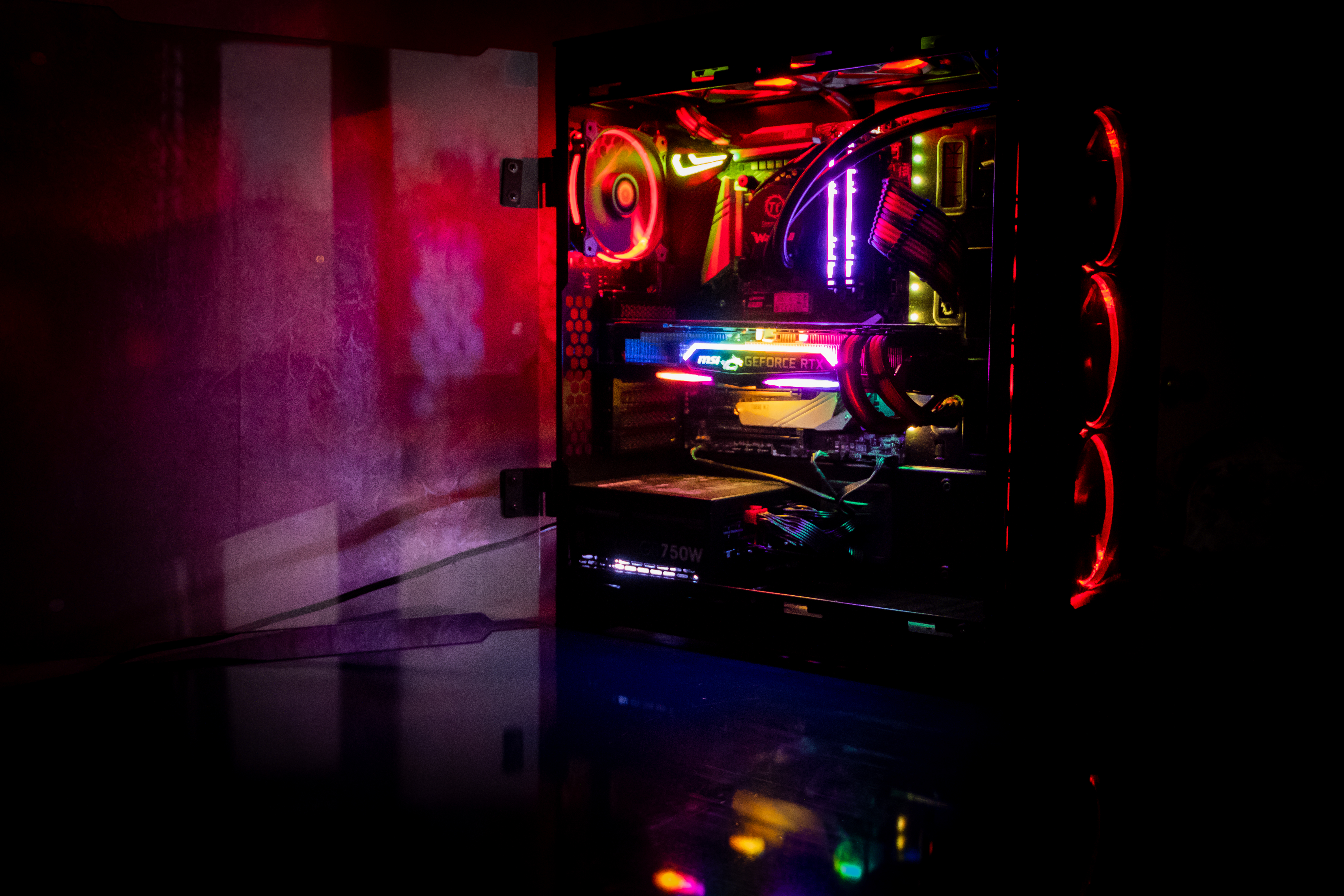 RTX уже здесь: в день выхода Battlefield V вышел патч, добавляющей в игру поддержку трассировки лучей NVIDIA. MSI прислала нам GeForce RTX 2080 Gaming X Trio — свою флагманскую видеокарту 2080-серии, так что самое время посмотреть, как выглядит долгожданный шутер про вторую мировую с RTX и без нее. А заодно протестировать новинку и в других играх.