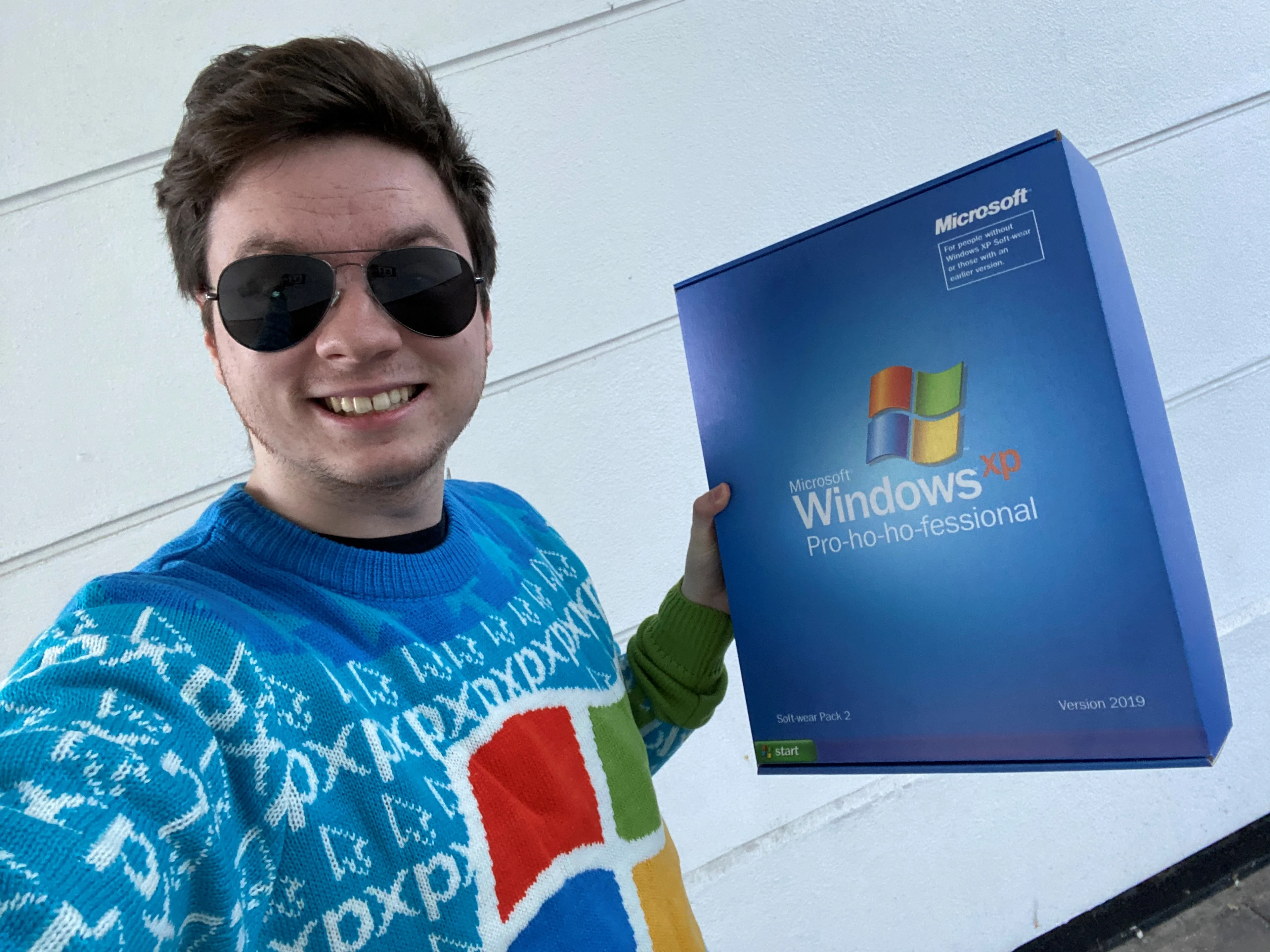 Microsoft выпустила «уродливые» рождественские свитеры в стиле Windows XP - фото 1