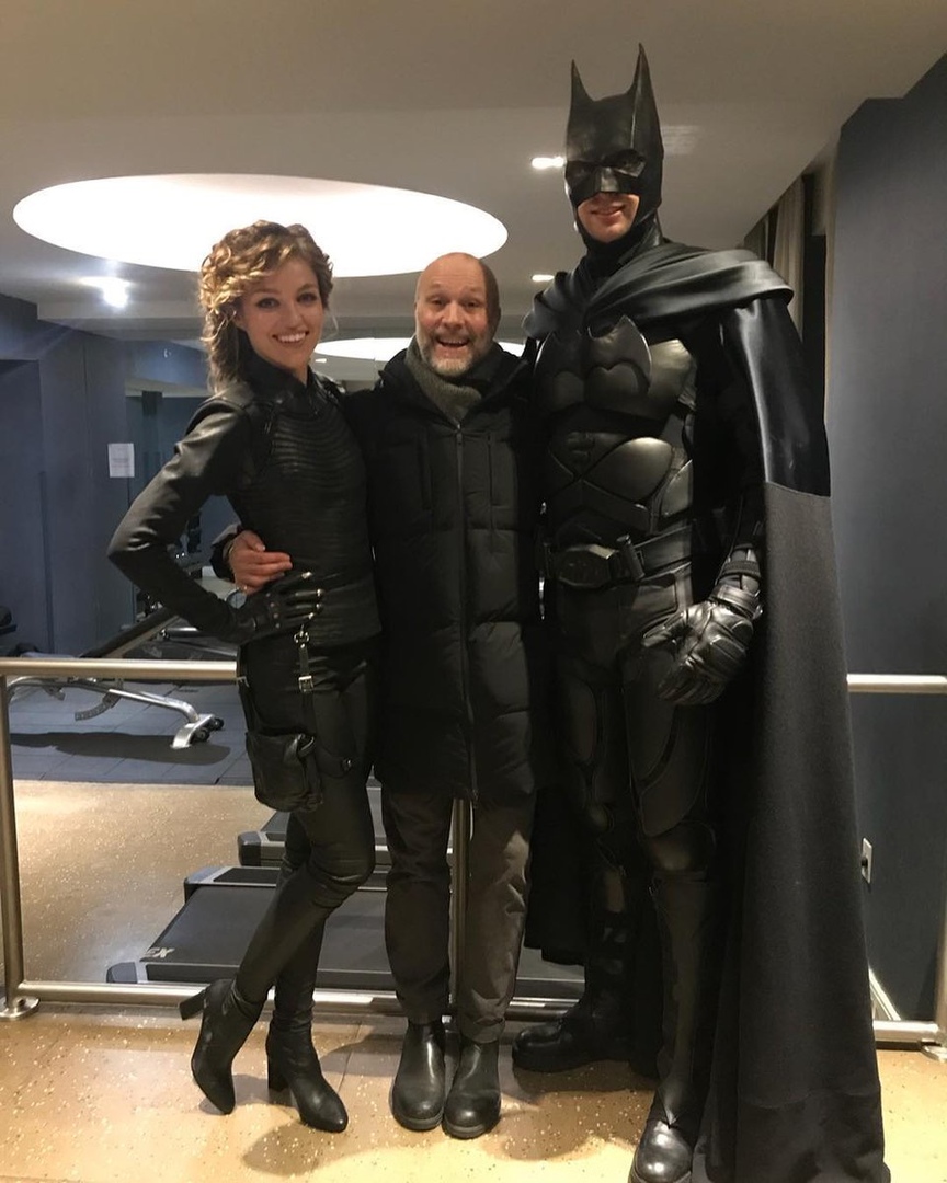 На фото со съемок последней серии «Готэма» Бэтмен обнимает Женщину-кошку - изображение 3 На фото со съемок последней серии «Готэма» Бэтмен обнимает Женщину-кошку - фото 3