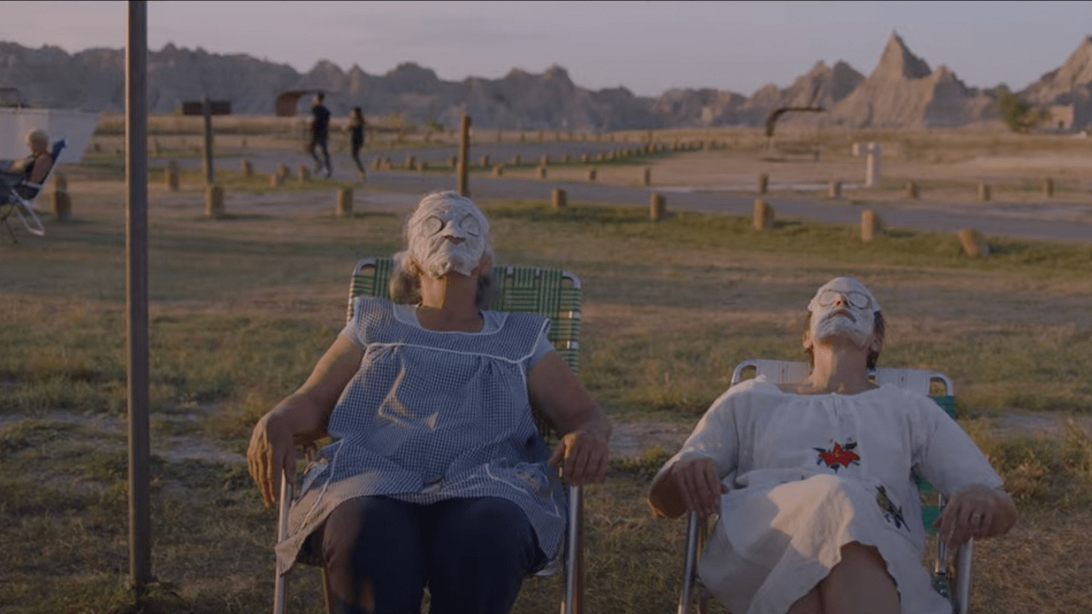 Кадр из фильма «Земля кочевников» (2020)