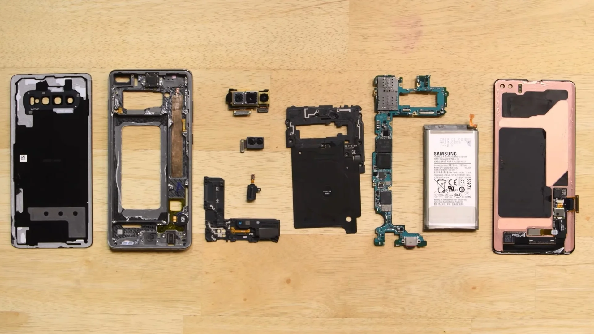 Смартфоны Samsung Galaxy S10 разобрали до винтика и оценили на ремонтопригодность - фото 1