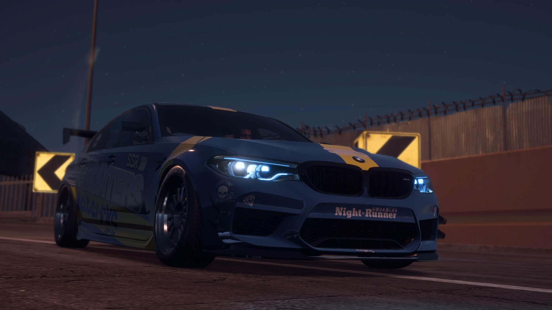 Need for Speed: Payback выглядит точно так же, как и две предыдущие игры Ghost Games. Впрочем, это вовсе не делает графику новой части хуже — Payback выглядит здорово как в динамике, так и на скриншотах. Причем разработчики с вниманием к деталям воссоздали не только машины, но и все окружение — пустыню, горы, леса и бесконечные дороги.