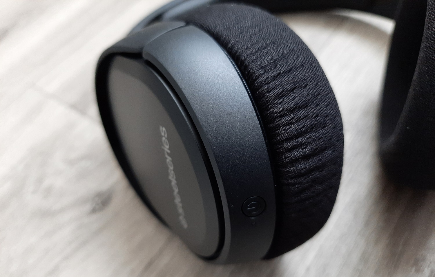 Обзор Steelseries Arctis 1 Wireless. Какой получилась игровая гарнитура с аскетичным дизайном - фото 7