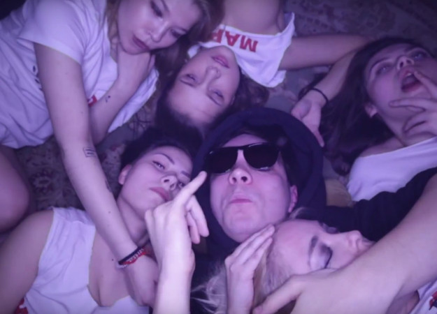 NSFW. «Антихайп» выпустил клип «Почему» с развратными девушками - фото 1