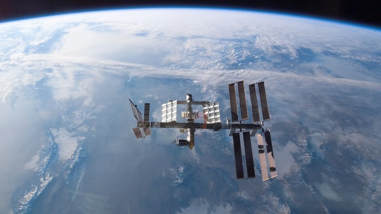 Какова жизнь в космосе: в День космонавтики «ВКонтакте» провела прямую трансляцию с МКС - фото 1