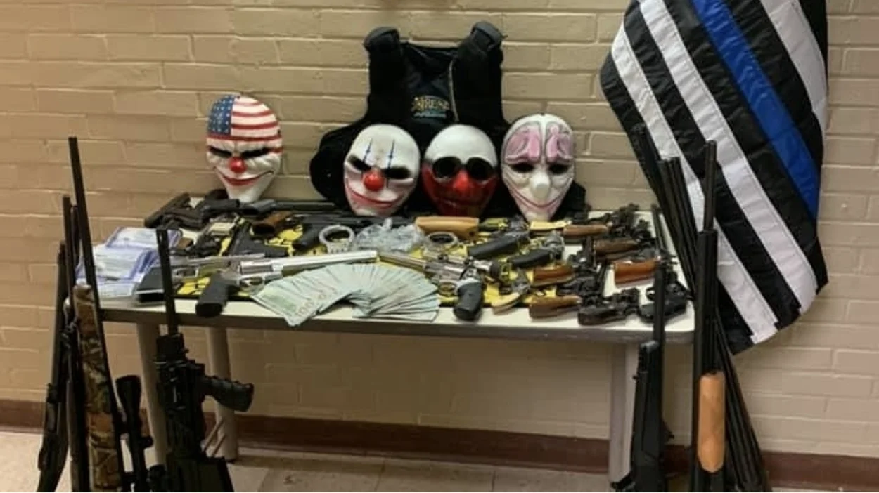 Маски из PayDay и оружие: полиция провела обыск в тайнике банды - фото 1