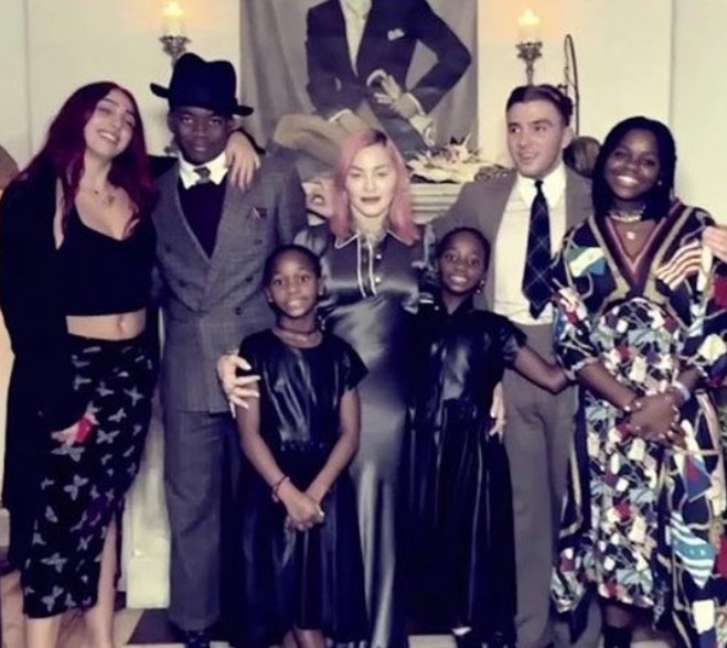 Мадонна сделала первое тату. Без загадки для фанатов не обошлось - фото 2