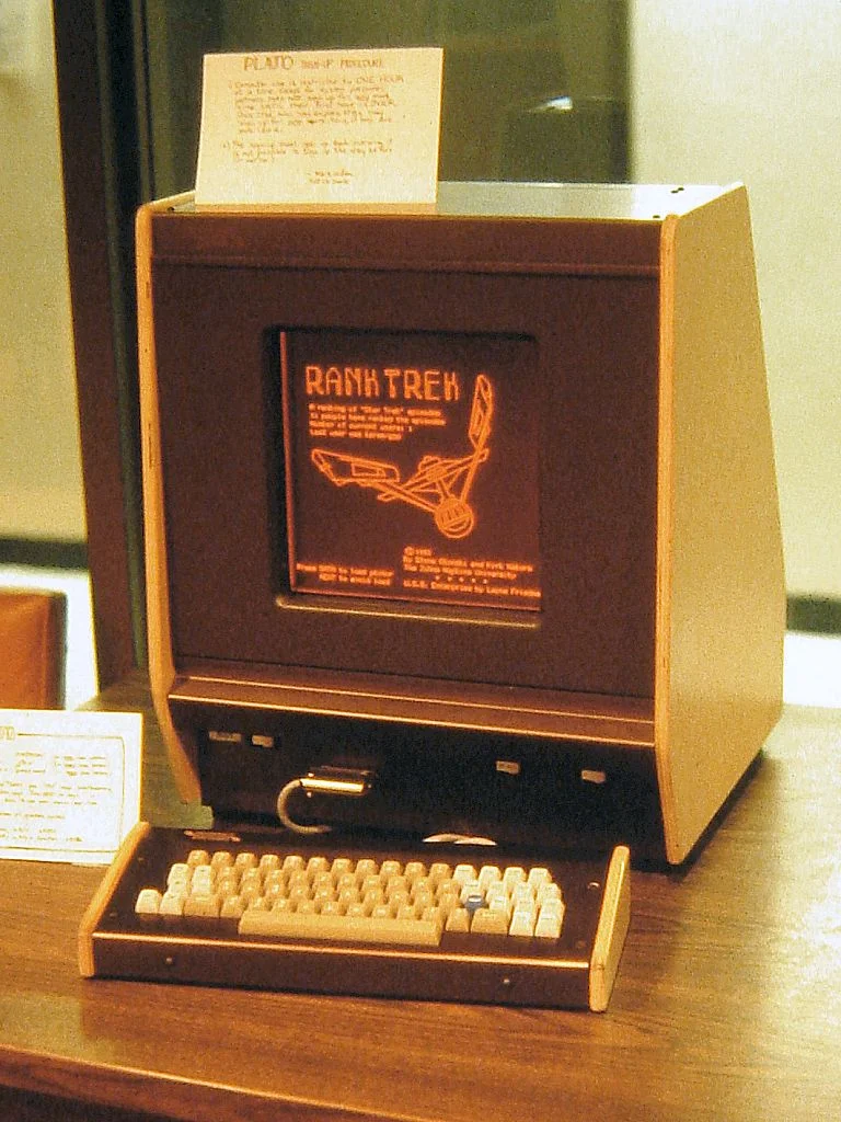 После PLATO IV в 1981 году выпустили PLATO V и это был первый компьютер с плазменным дисплеем. 