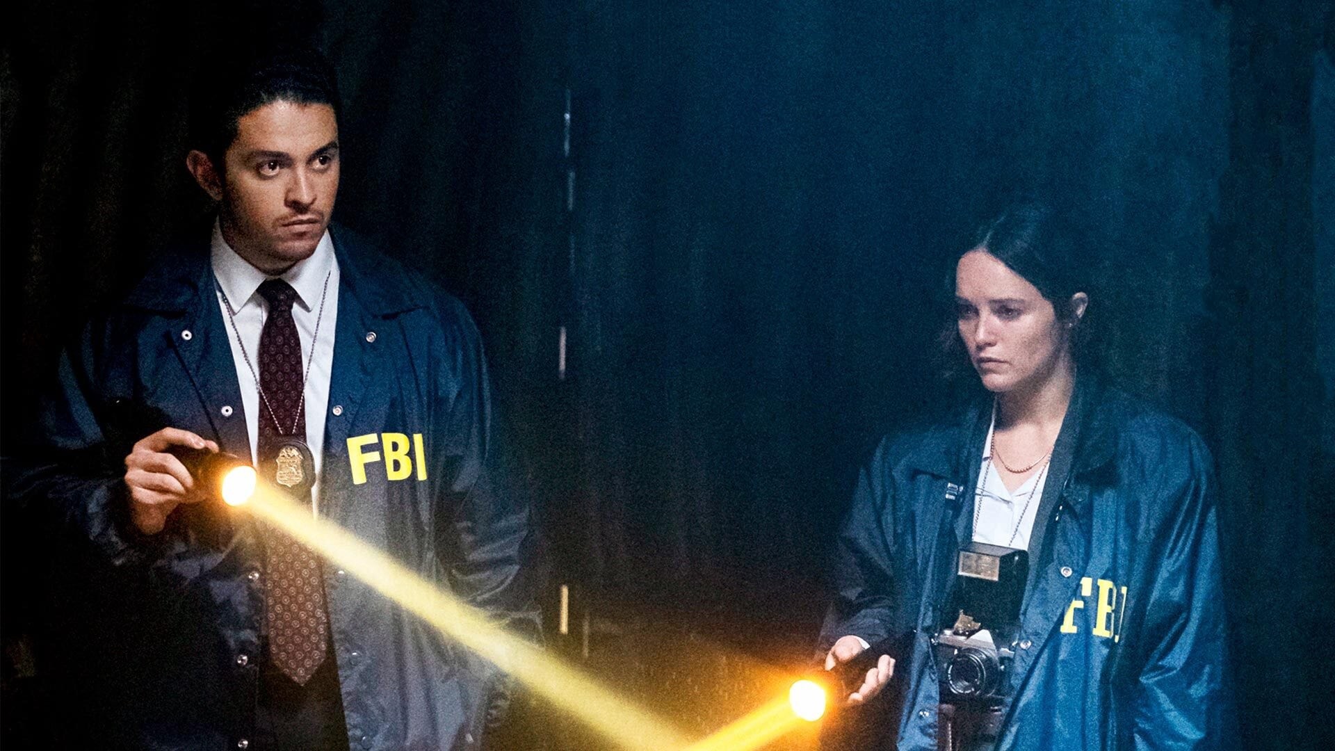 «Как вы подавляете свою ярость?» — спрашивает психотерапевт нервную молодую девушку, сидящую напротив. «Я об этом не думала», — отвечает она, но камера подсказывает, что девушка с удовольствием воткнула бы игриво гуляющую в руке психотерапевта ручку ему в глаз. Девушку зовут Кларисса Старлинг. Год назад она поймала серийного убийцу по прозвищу Буффало Билл, а помог ей в этом другой серийный убийца — доктор Ганнибал Лектер. Сейчас она плохо спит, не ладит с коллегами и отказывается разговаривать с единственной выжившей жертвой Билла.