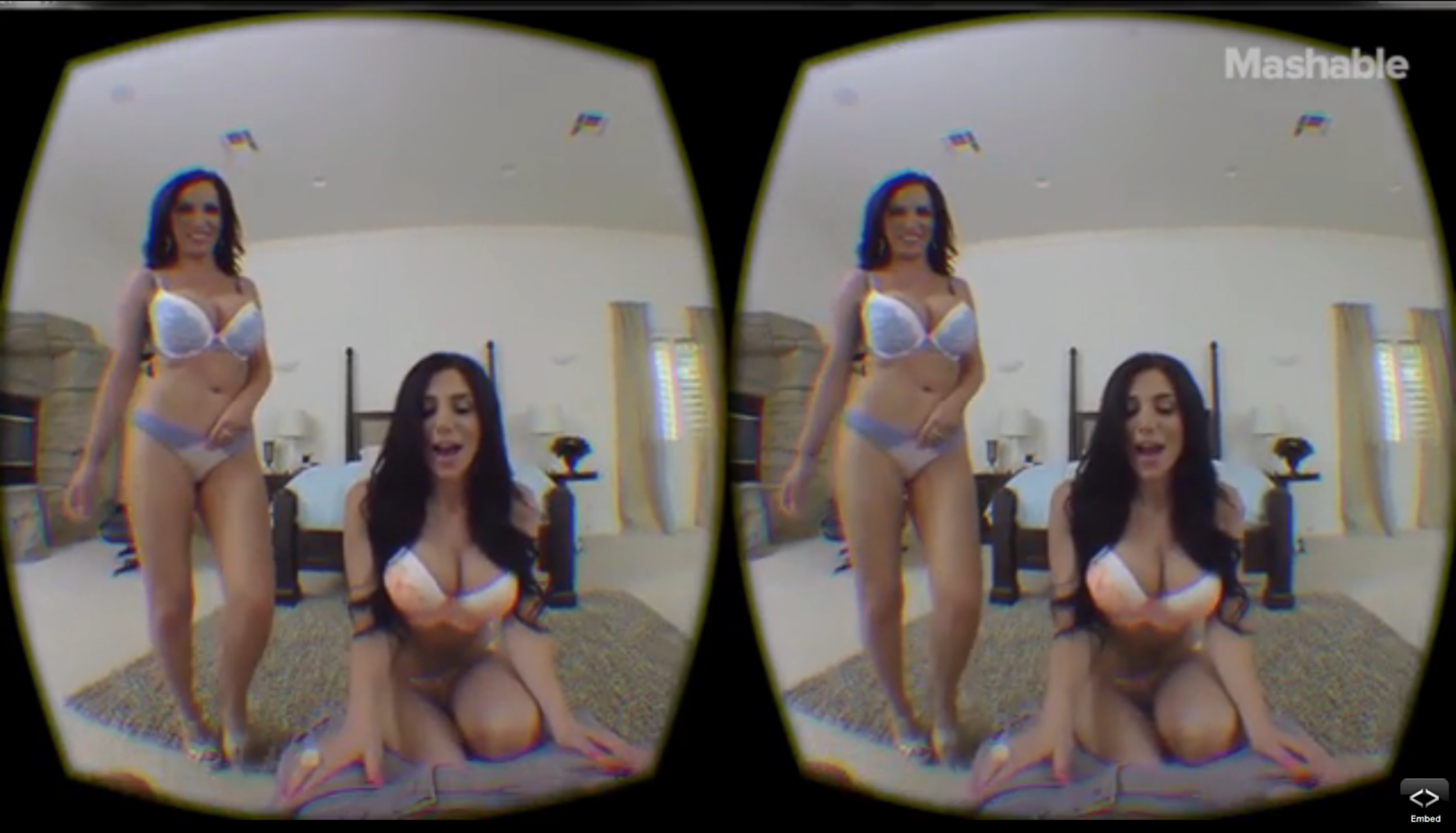 Мужчина занимается сексом в виртуальной реальности