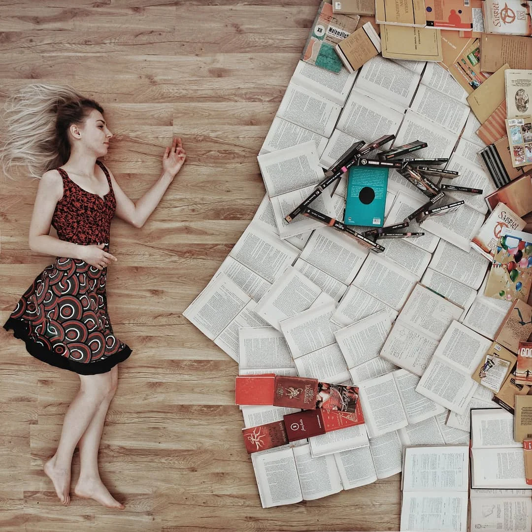 Инстаграм дня: девушка создает картины из книг и будто попадает в другие миры - фото 12