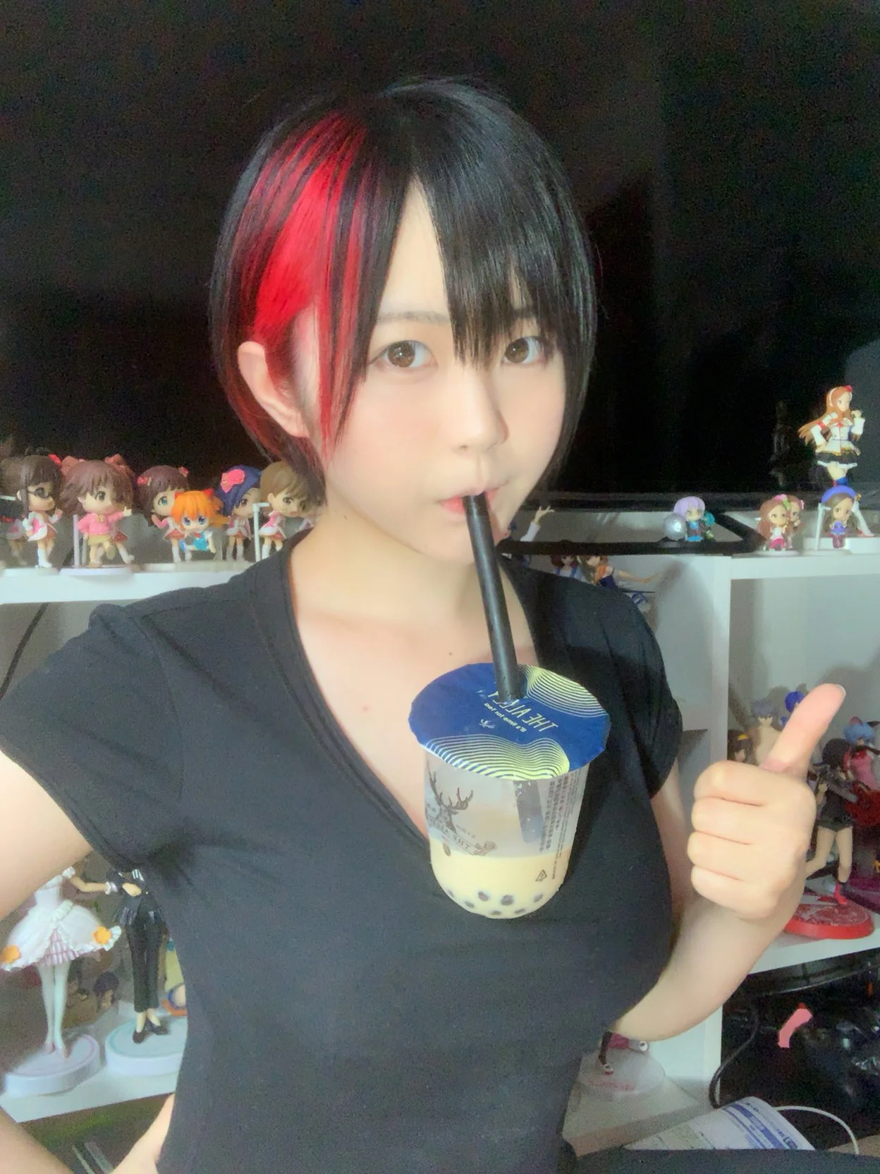 В интернете новый флэшмоб — азиатки пытаются удержать стаканчик с кофе у себя на груди - фото 5