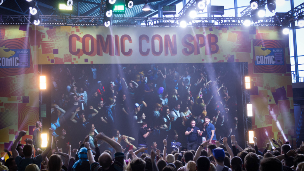 С 17 по 19 мая в Санкт-Петербурге в выставочном центре Ленэкспо (павильон № 7) впервые прошел Comic Con Saint Petersburg. Организовали его те же люди, что занимались Comic Con Russia и «Игромиром» в Москве. Мы его посетили и спешим поделиться фотографиями с выставки, включая гостей мероприятия — Ивана Реона, Брайана Декарта, Амелию Роуз и других. Фотографии Ольги Семиникиной.