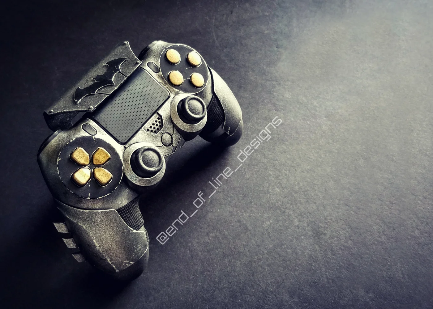 Взгляните на потрясающий контроллер для PS4 в стиле Бэтмена, сделанный вручную - фото 3