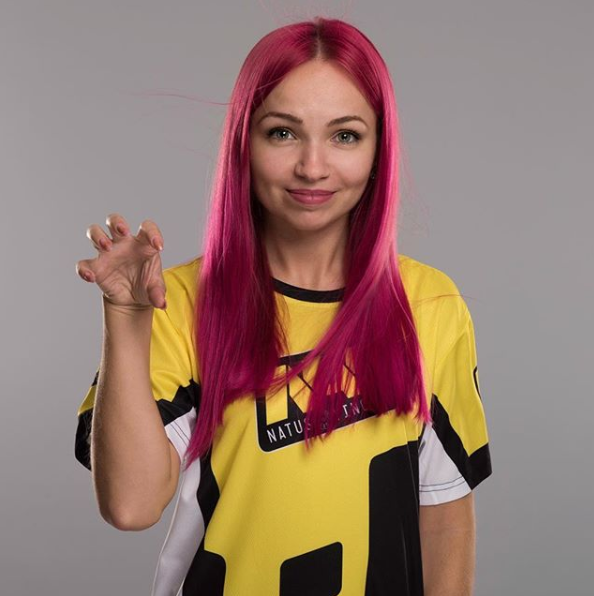 Розовый цвет ей идет!? Бессменная ведущая Natus Vincere - фото 4