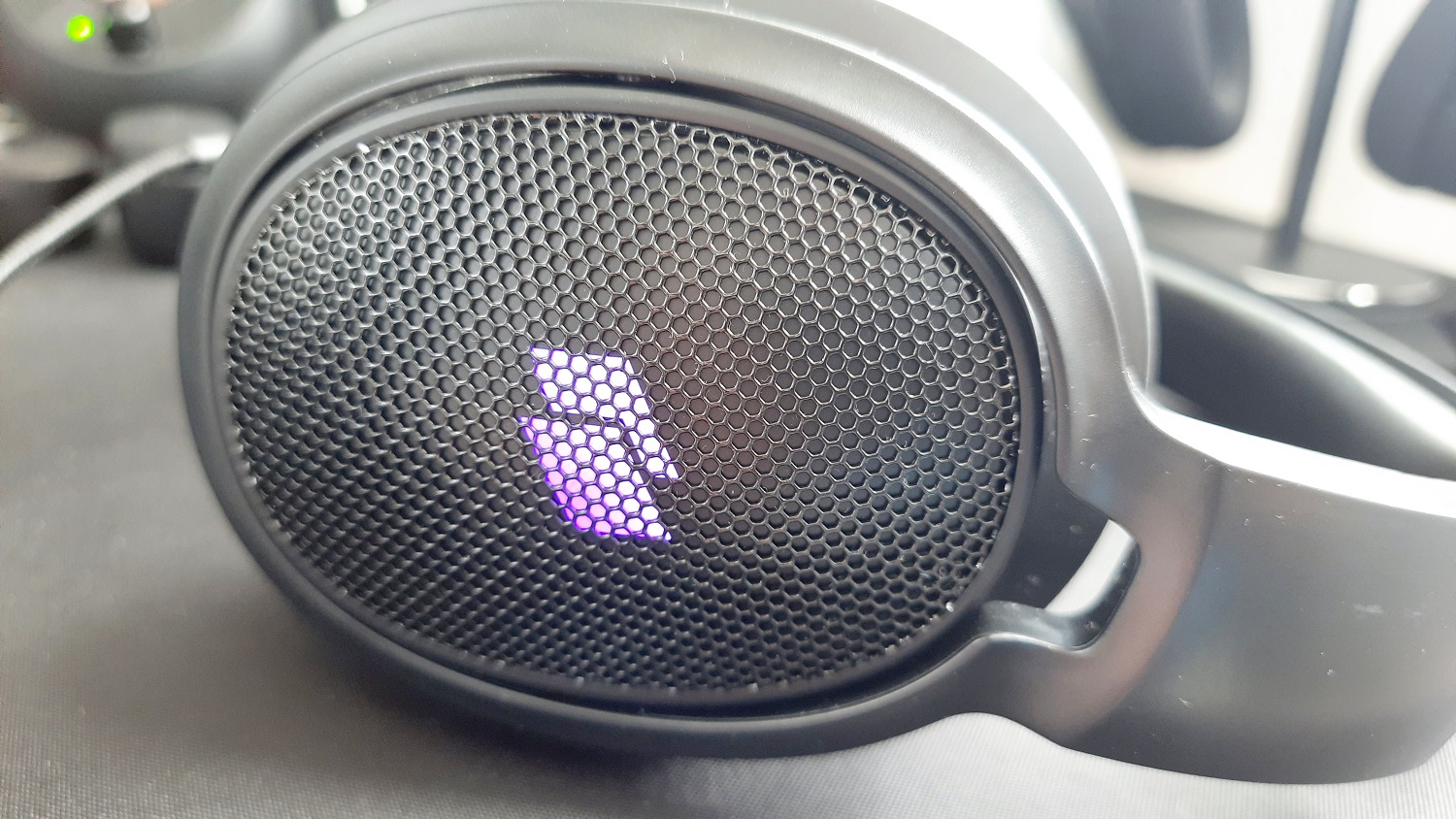 Обзор Hiper GSX-1000 Schubert: чем удивила бюджетная игровая гарнитура - изображение 9 Обзор Hiper GSX-1000 Schubert: чем удивила бюджетная игровая гарнитура - фото 9