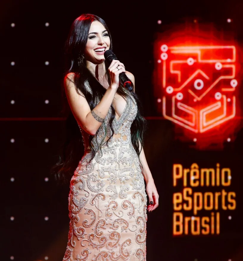 Ведущая киберспортивных турниров в Латинской Америке, попавшая на обложку Playboy - фото 2