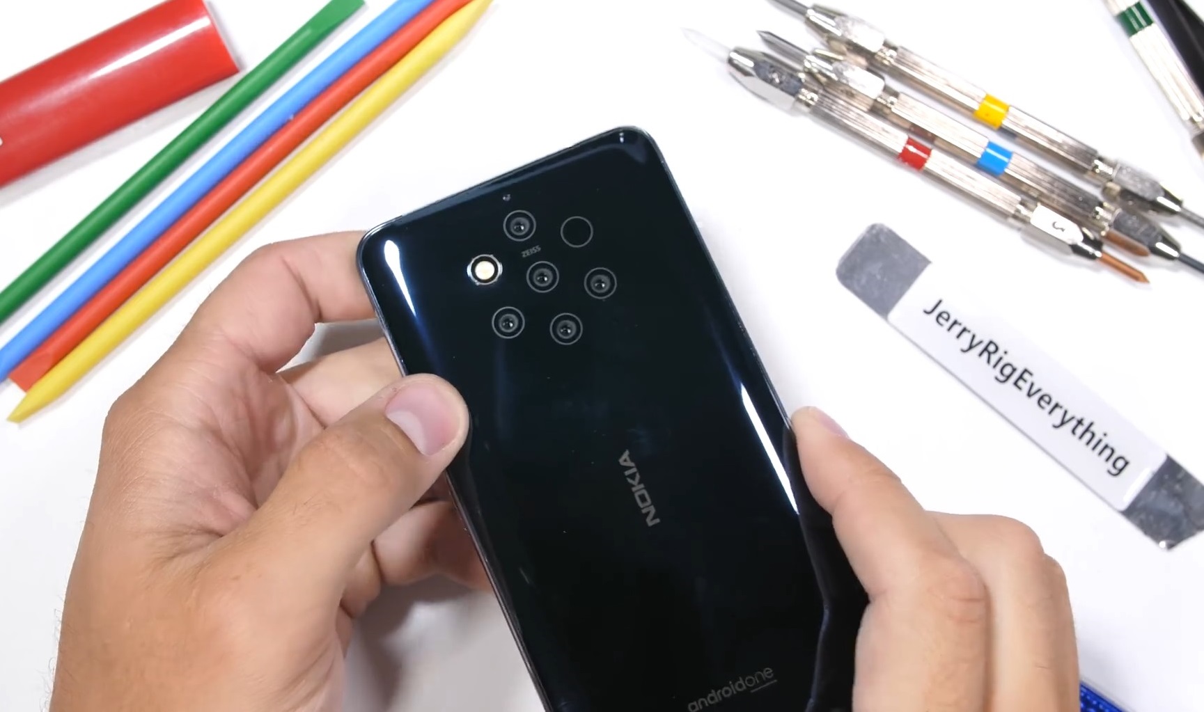 Пятикамерный флагман Nokia 9 PureView согнулся, но прошел тесты на прочность - фото 1
