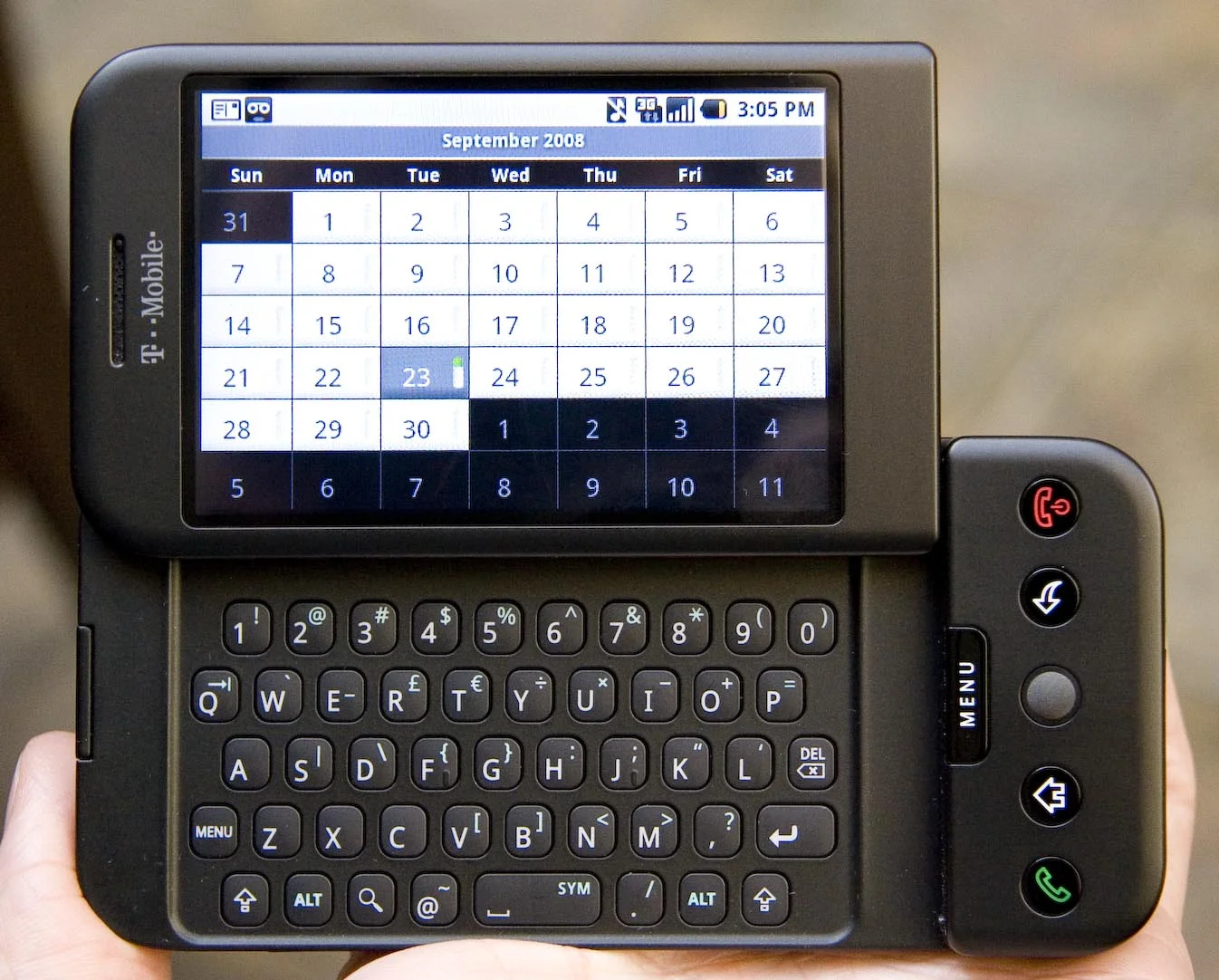 HTC Dream — первый смартфон под управлением OC Android. Тогда это была почти никому не известная компания, которую позже купила Google. Сам же телефон пользовался большой популярностью у гиков, потому что имел кроме обычных кнопок управления скрытую QWERTY-клавиатуру и выдвижной экран.
