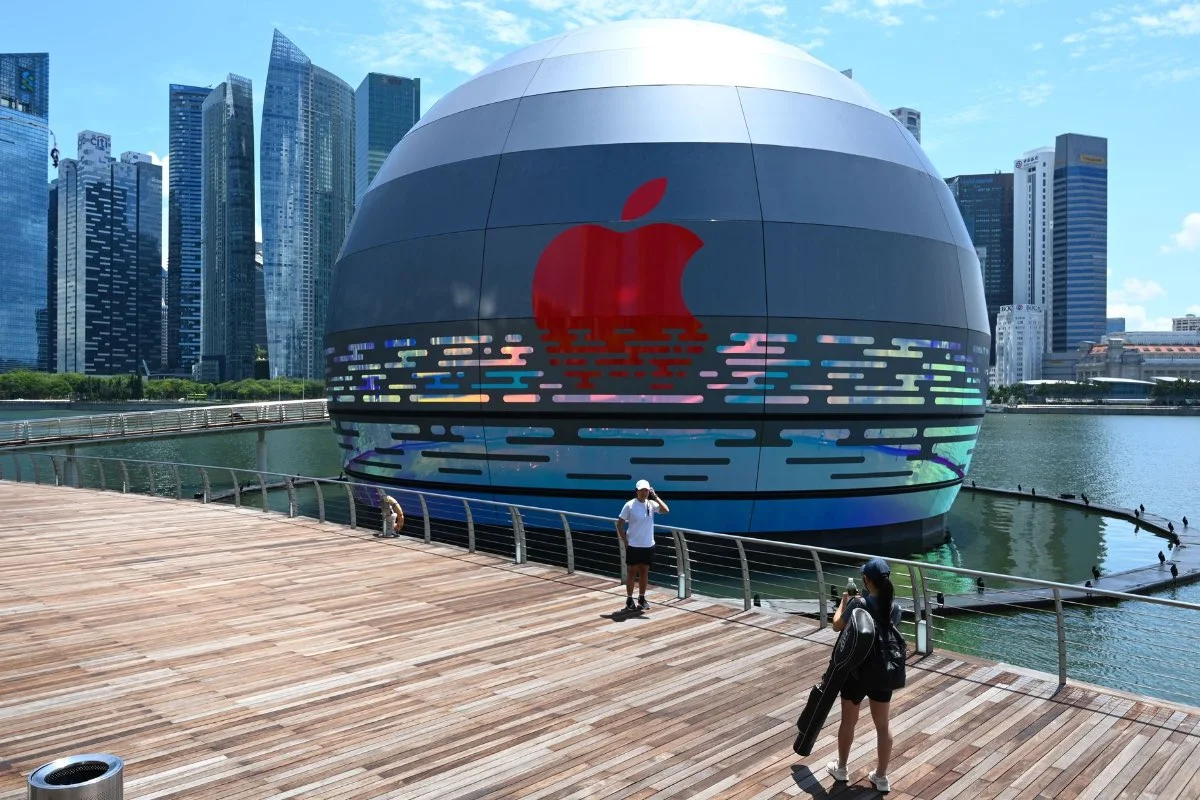 Фото дня: плавающий магазин-шар Apple Store в Сингапуре - фото 1