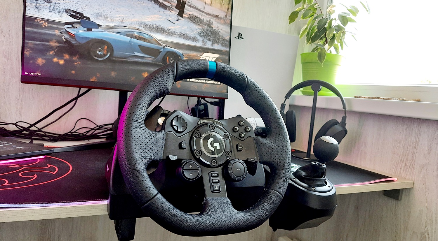 Logitech обновила свою популярную линейку игровых рулей G920 и G29 новой универсальной моделью G923. Руль создан для компьютеров, консолей прошлого и текущего поколений, ему немного обновили дизайн, добавили новые возможности и технологию детальной отдачи True Force. В обзоре ниже мы выясним, смогла ли Logitech сделать новый топовый и доступный игровой руль, насколько хорошо модель подходит новичкам и профи, и как работает с PlayStation 5.