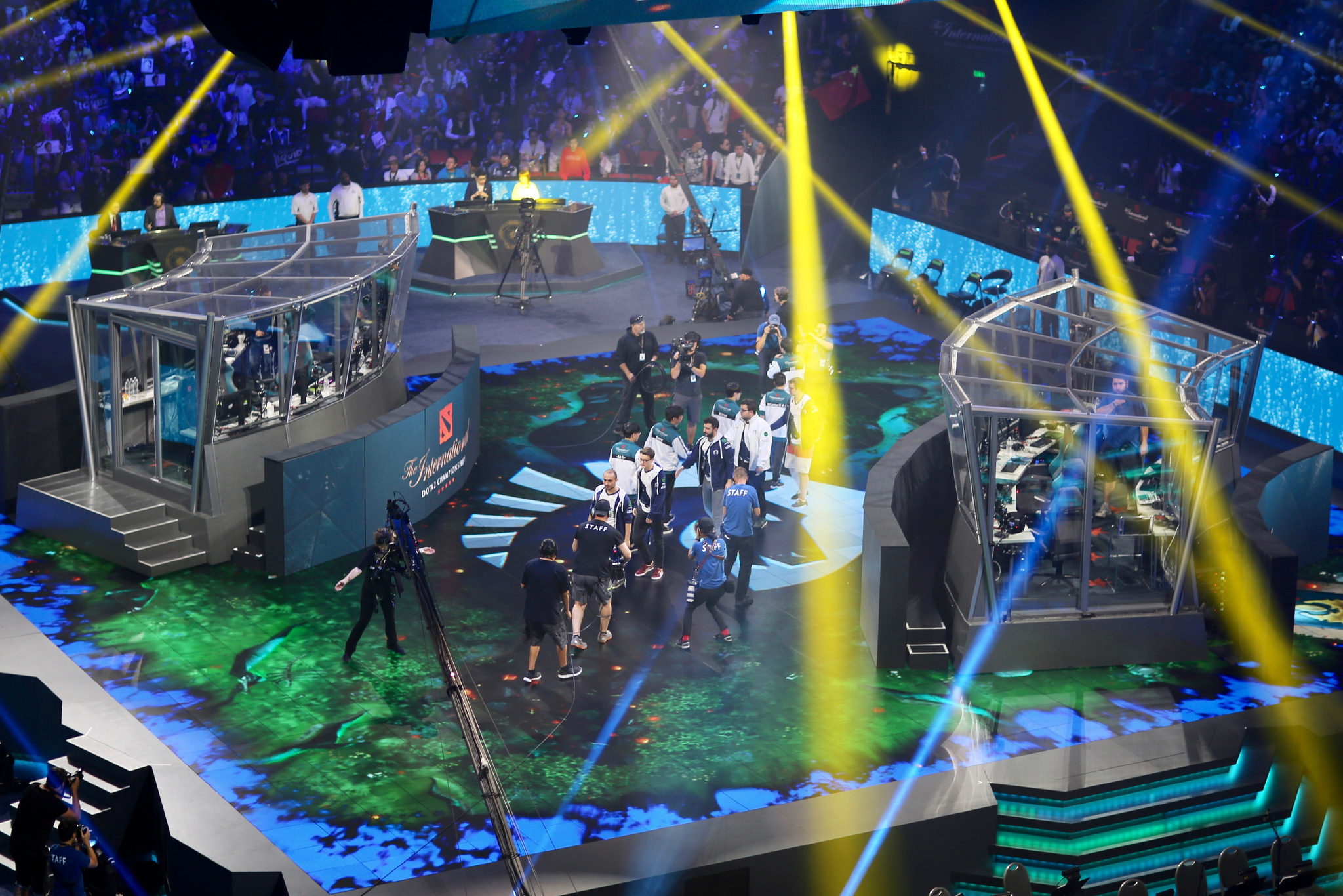 Неискушенный читатель наверняка интересовался вопросом почему киберспорт становится популярнее с каждым годом. Все дело в эмоциях, которые дарят зрителям красочные и яркие эпизоды в исполнении профессионалов этого дела. Подводя итоги 2017 года, предлагаем вам еще раз получить удовольствие от просмотра игр разума — лучших матчей и хайлайтов по самым популярным киберспортивным дисциплинам.