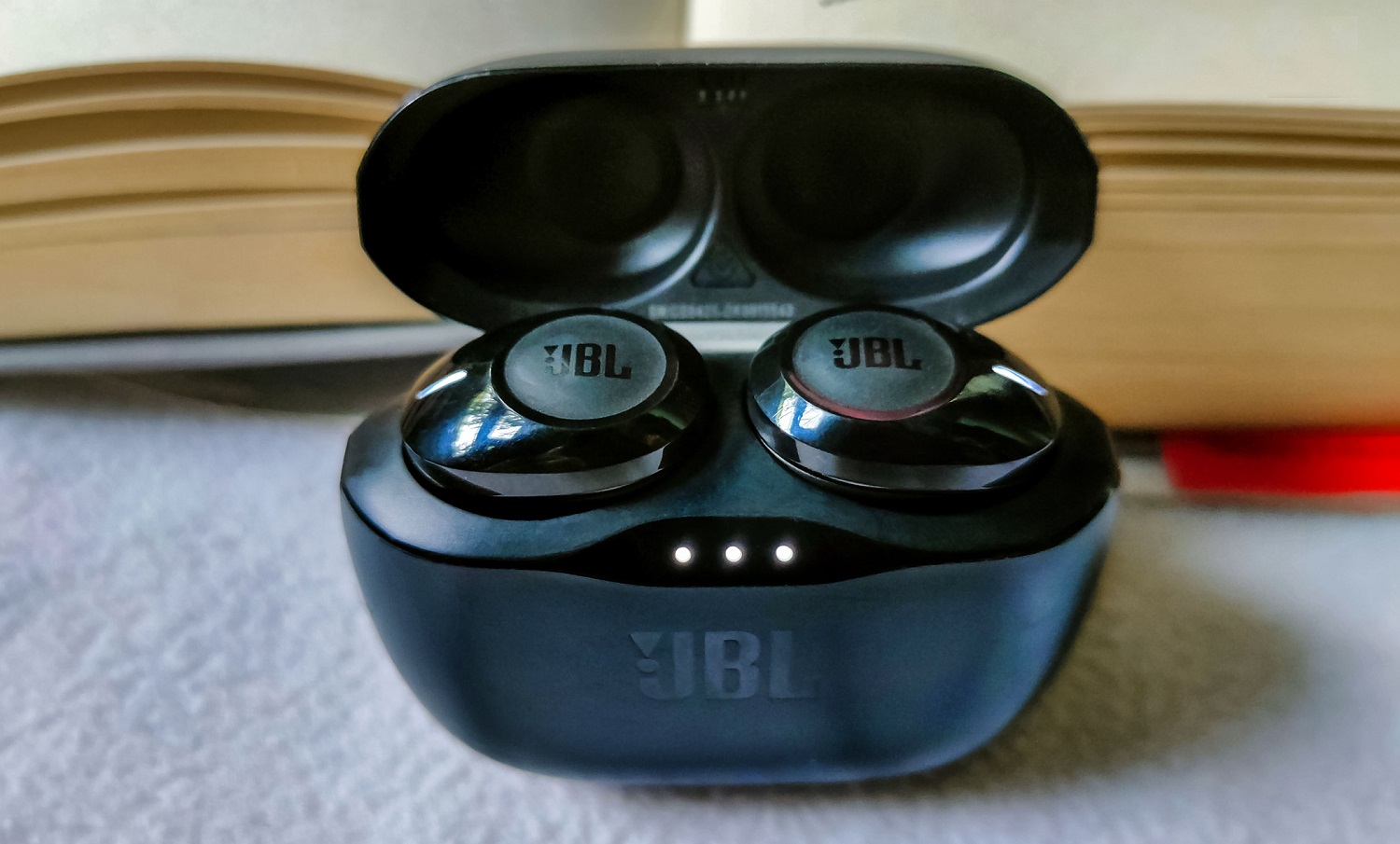 У JBL вышла обновленная модель внутриканальных наушников TUNE 125TWS. Они могут похвастаться поддержкой Bluetooth пятой версии, малыми габаритами, разнообразной цветовой гаммой, возможностью раздельной работы. Но давайте лучше по порядку.