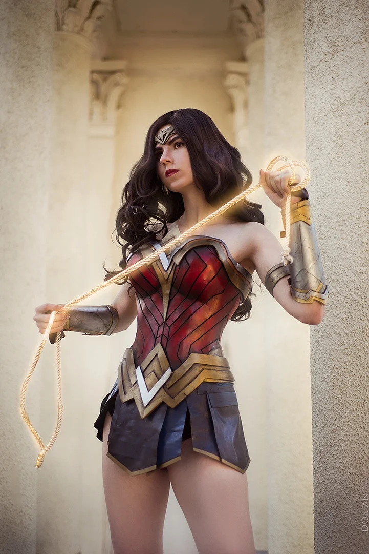 Сильная и красивая Чудо-женщина в косплее по мотивам фильма Wonder Woman - фото 12