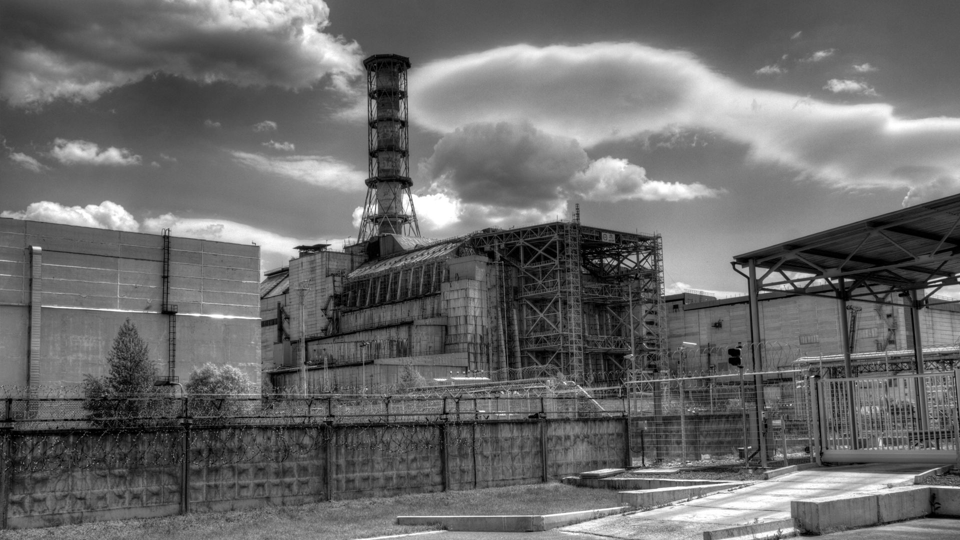 Когда вышла первая серия мини-сериала HBO «Чернобыль», 8 сезон «Игры престолов» был в самом разгаре. Финал самого дорого фэнтези-шоу в истории тогда как раз перевалил за экватор, и многим стало понятно, что впереди ожидают сплошные разочарования. Последнюю серию «Игры престолов» ругали, кажется, вообще все, но HBO как будто намеренно выпустила еще и «Чернобыль». Ведь последний оказался лучшим сериалом весны 2019 года.