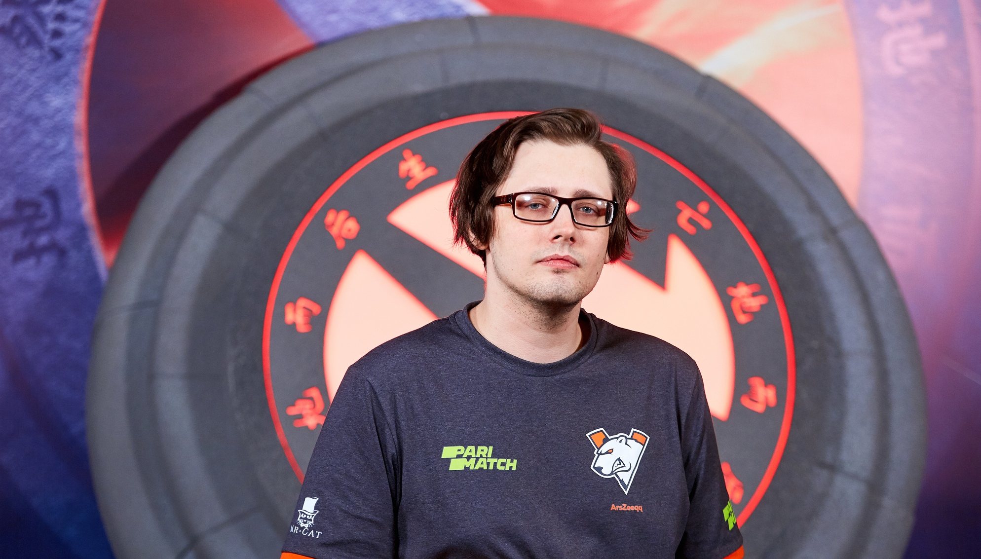 На турнире Adrenaline Cyber League 2019 мы пообщались с тренером команды Virtus.pro по Dota 2 Арсением «ArsZeeqq» Усовым. Вместе с ним мы попытались разобраться в чем заключается роль тренера в киберспорте и чем она отличается от традиционного спорта, а заодно обсудили феномен Virtus.pro.