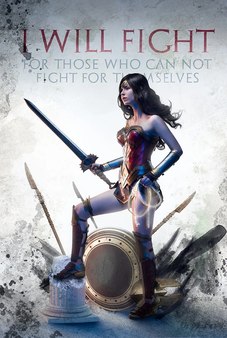Сильная и красивая Чудо-женщина в косплее по мотивам фильма Wonder Woman - фото 7