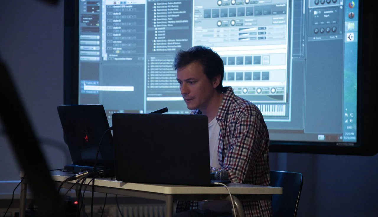 Вместе с Институтом звукового дизайна и композитором Александром Дмитриевым разбираемся, как пишутся звуки и музыка в видеоиграх, из каких специалистов состоит саунд-команда и какие программы она использует в работе.