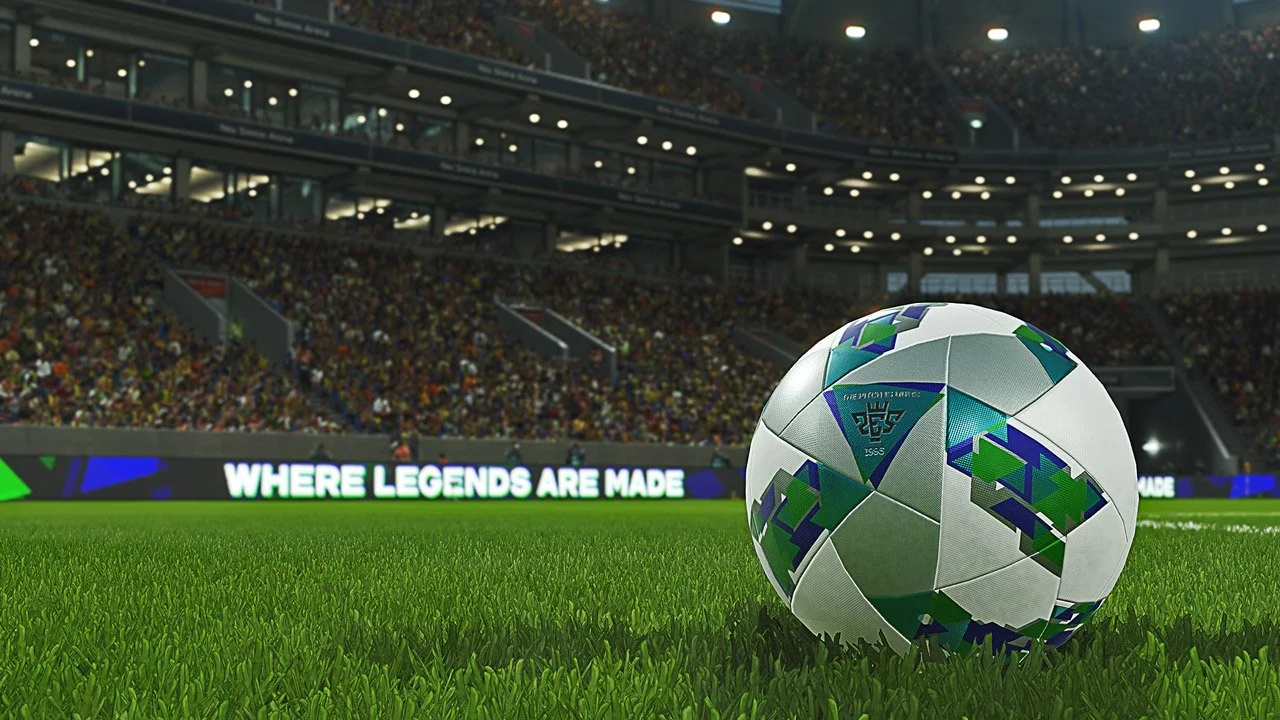 12 сентября на прилавках магазинов появилась новая часть футбольного симулятора Pro Evolution Soccer (до России она, правда, доберется только 14 сентября). FIFA 18 выйдет на три недели позже — 29 сентября. Самое время разобраться, чем серия PES отличается от футбольного симулятора Electronic Arts.